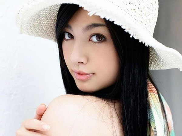 Hara còn được mệnh danh là “búp bê Nhật” bởi gương mặt xinh đẹp